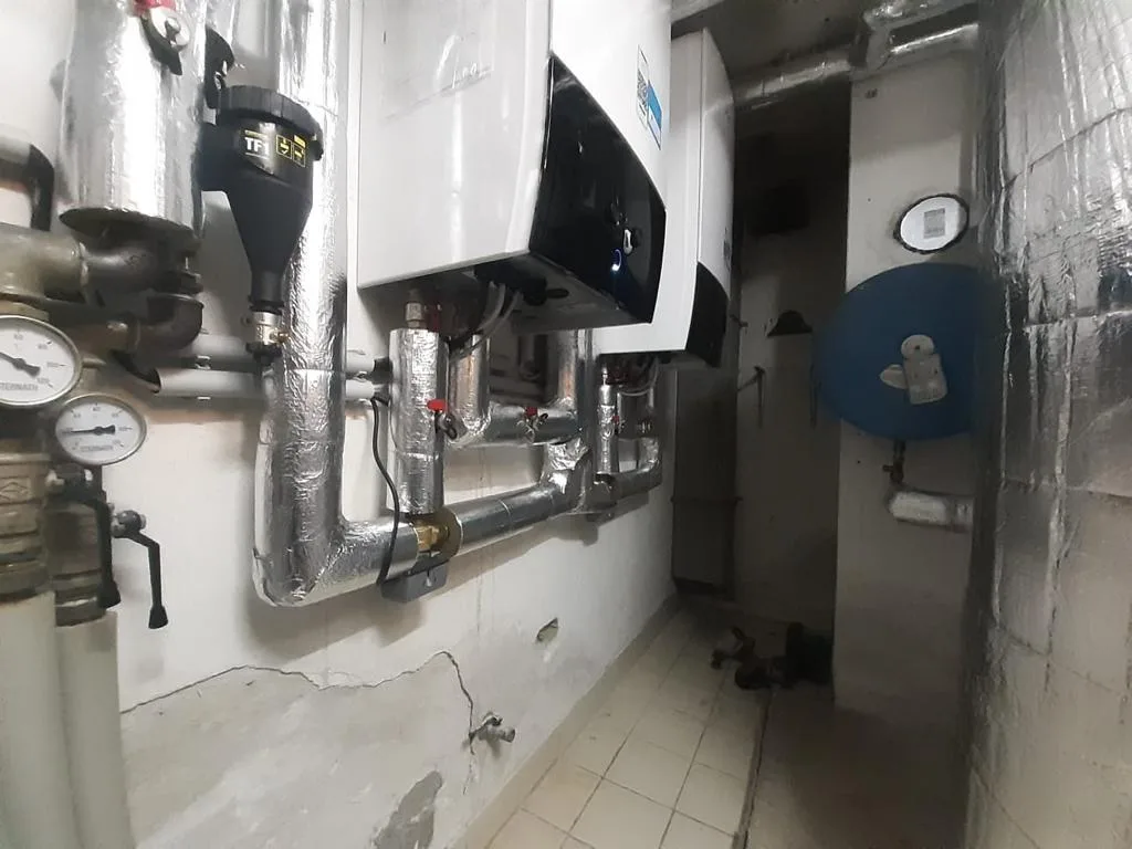 Gedämmte Leitungen mit Manometer unter einer Inneneinheit