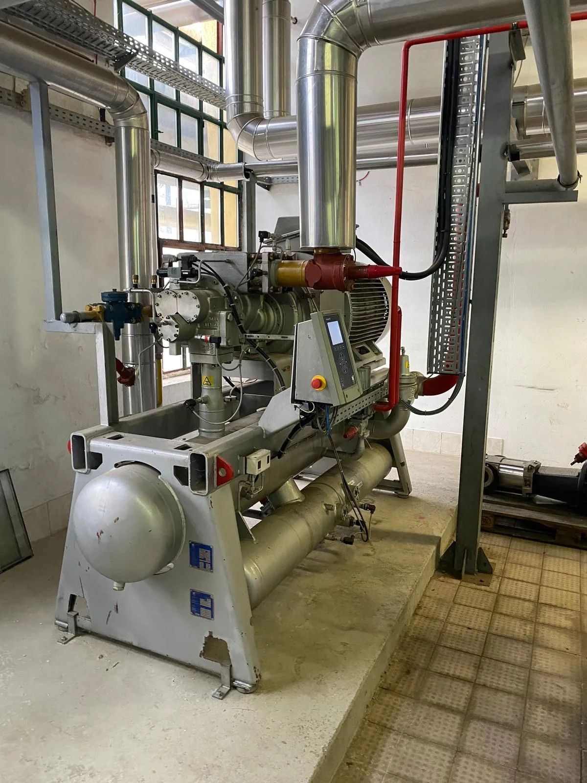 Kältemaschine auf einem Sockel in einer Industriehalle
