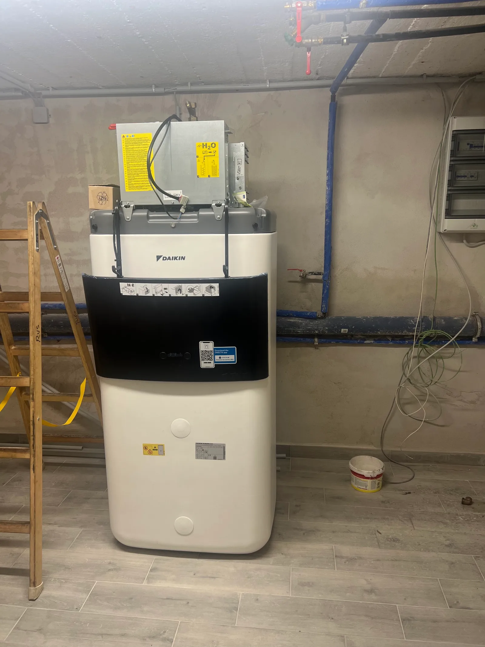 Daikin-Warmwasser-Wärmepumpe in einem Keller